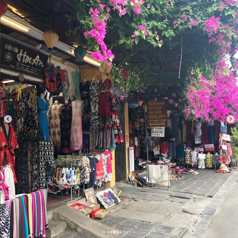 Browsing the shops and noticing the flowers — Haruru’s photograph
