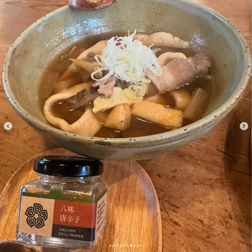 近場旅行のランチ、看板と器の写真 — ハルルの写真