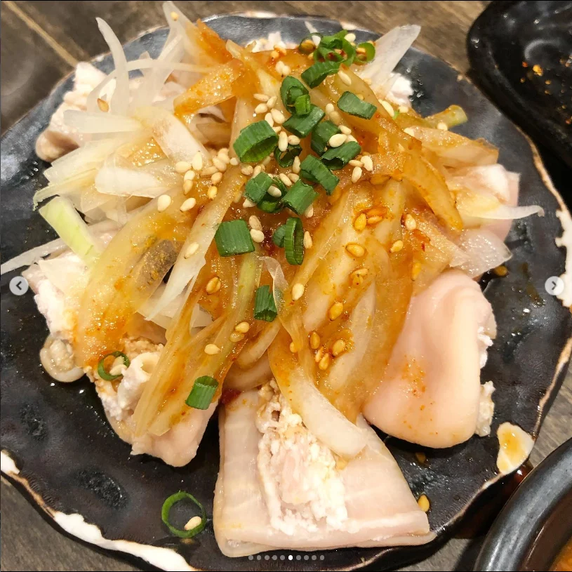 An ume sour and motsu dishes in Noge — Haruru’s photograph