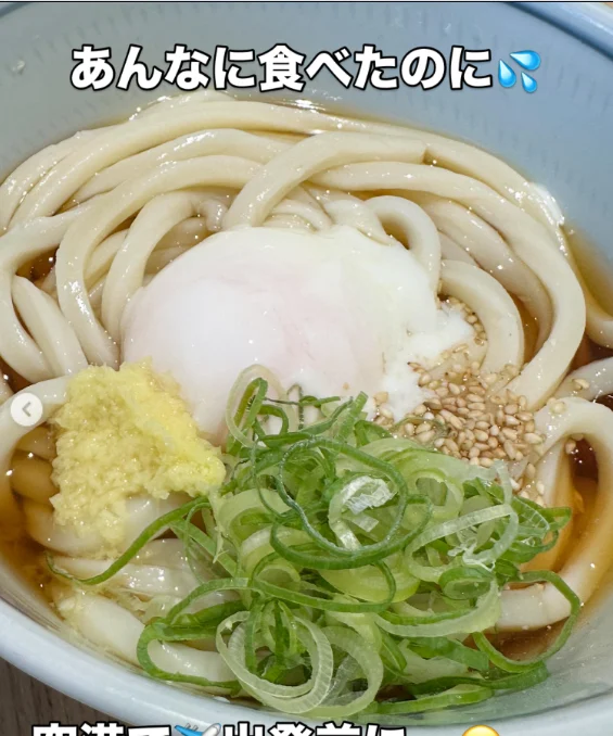 二つの丼に残った、太い麺の写真 — ハルルの写真