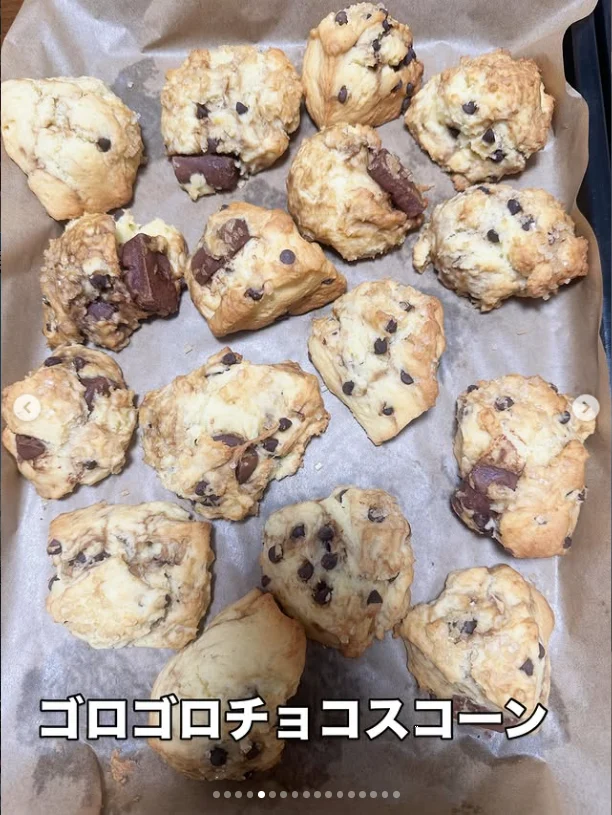 Chocolate-studded baked pieces cooling on paper, with Japanese text over the photograph.