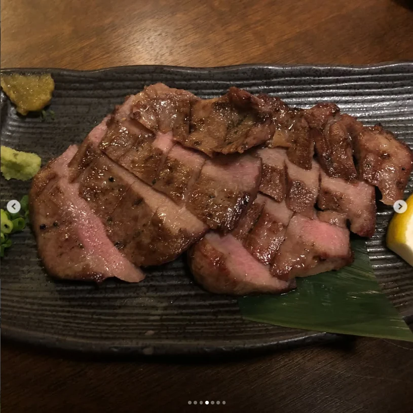 牛タンやカツオなど、いろいろな一皿 — ハルルの写真