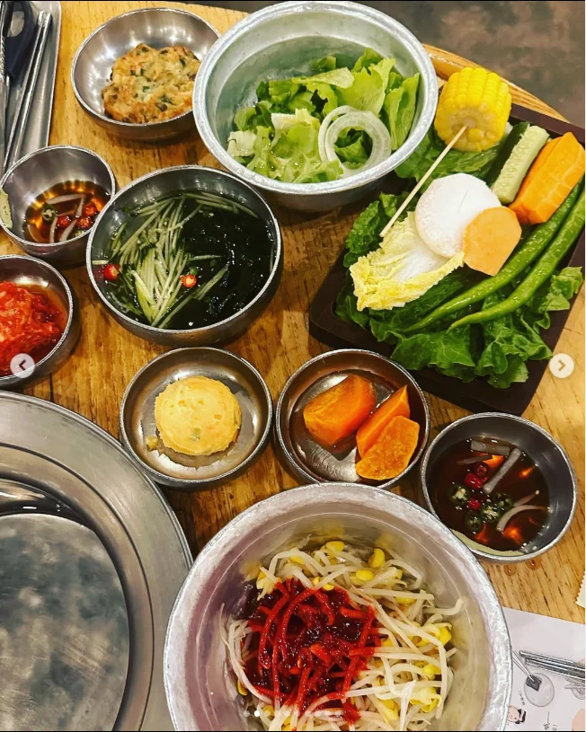 小皿も楽しめた、韓国焼肉 — ハルルの写真