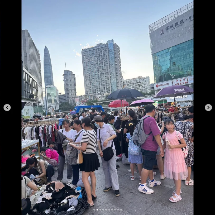 A castle-like building and a clothing market — Haruru’s photograph