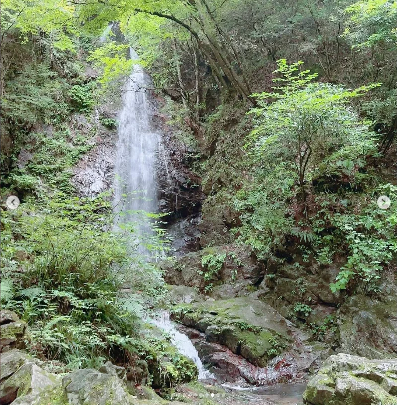 Time to sit and watch Hossawa Falls — Haruru’s photograph