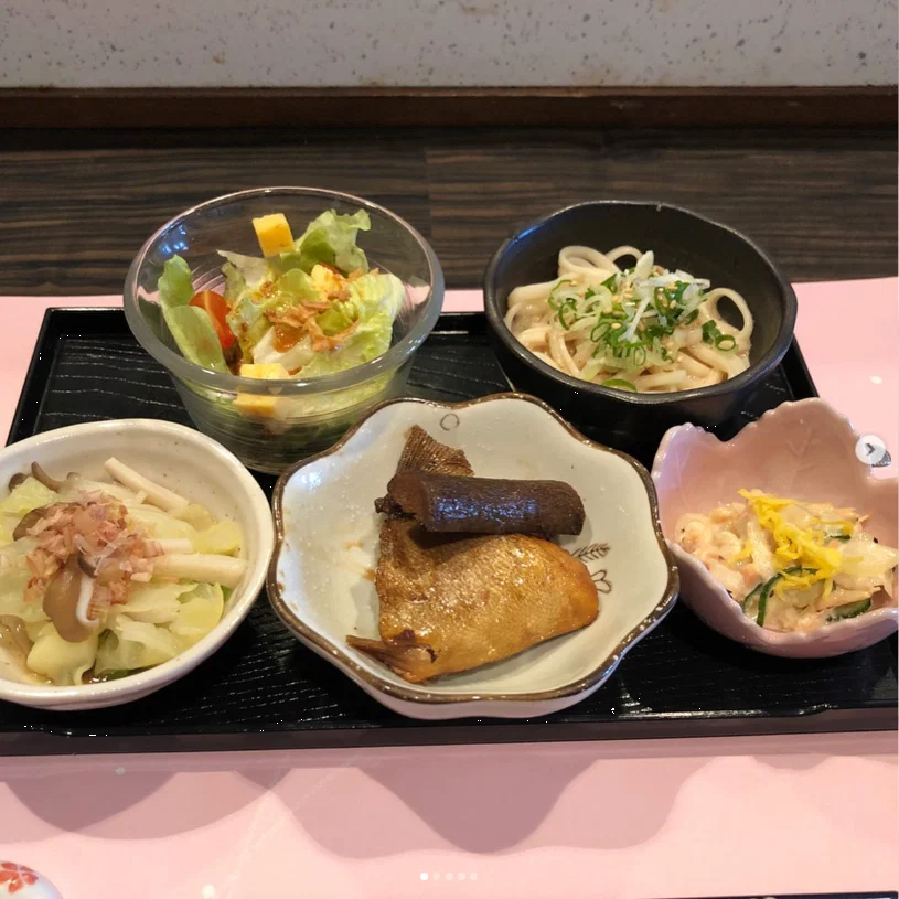 Plenty of small dishes to begin the lunch — Haruru’s photograph