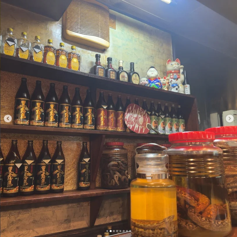 Time to herself at an unfamiliar counter — Haruru’s photograph
