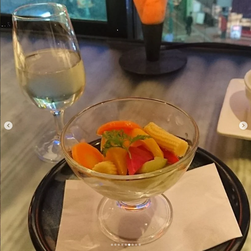 Food alongside the wine — Haruru’s photograph