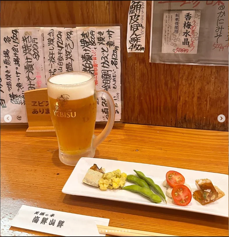 Handwritten menus beyond the sliding door — Haruru’s photograph