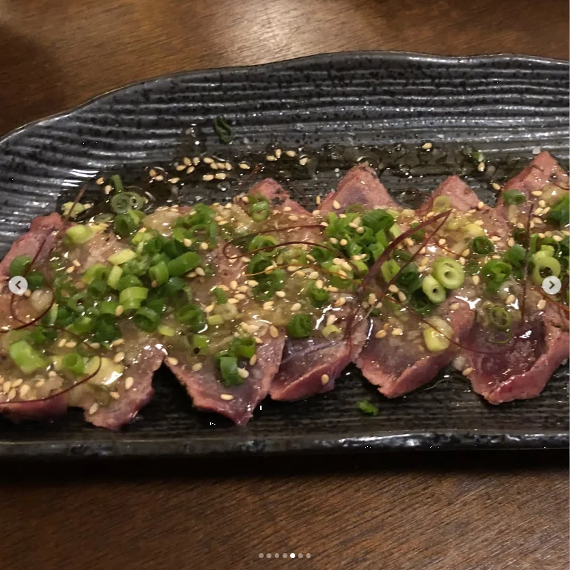牛タンやカツオなど、いろいろな一皿 — ハルルの写真