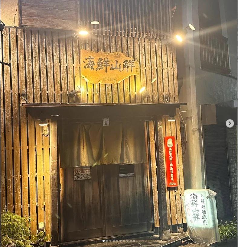 Handwritten menus beyond the sliding door — Haruru’s photograph