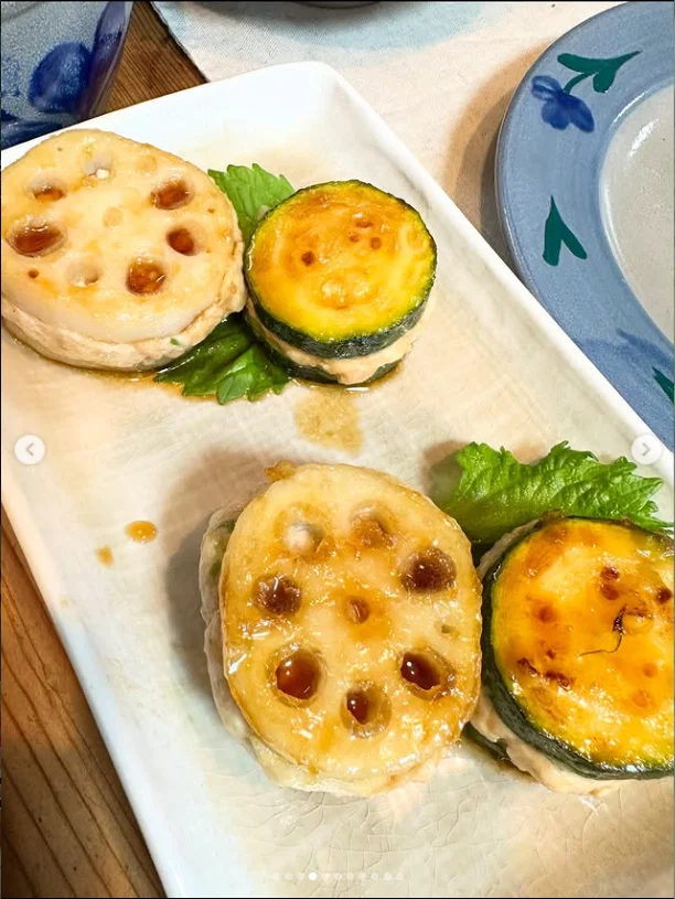 Her friend’s food, lovely tableware and time to talk — Haruru’s photograph