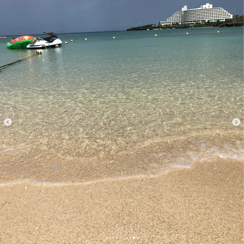 Shop browsing and views of the sea — Haruru’s photograph