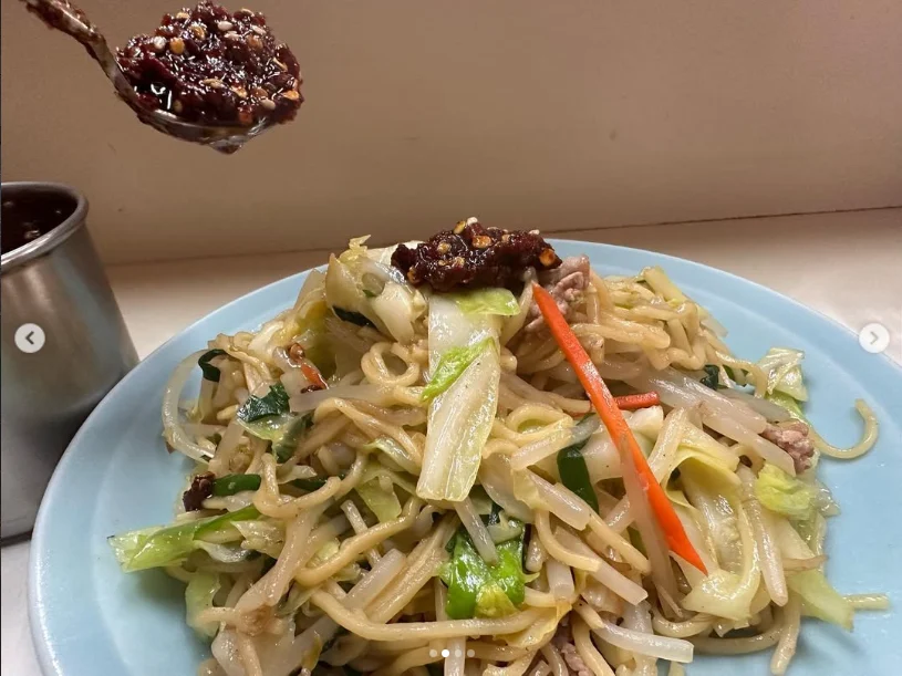 At Jimantei, yakisoba was the clear choice — Haruru’s photograph