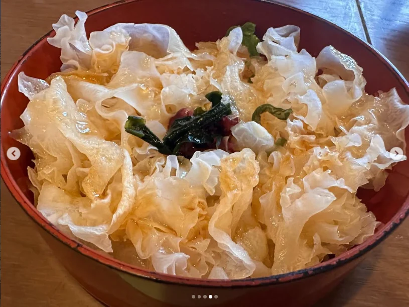 The recommended tofu and her usual salad — Haruru’s photograph