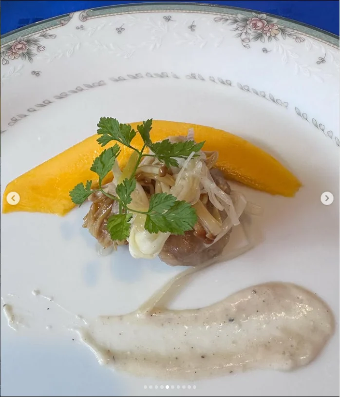 A drink served with its bottle and a course meal — Haruru’s photograph
