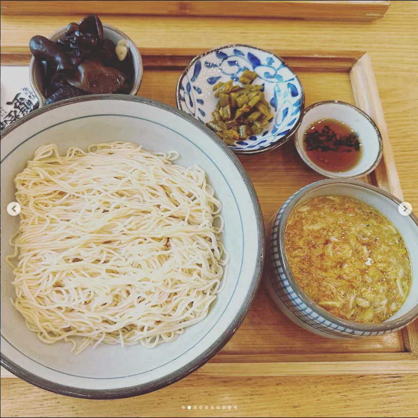 細い麺を、濃厚な蟹の汁につけて — ハルルの写真