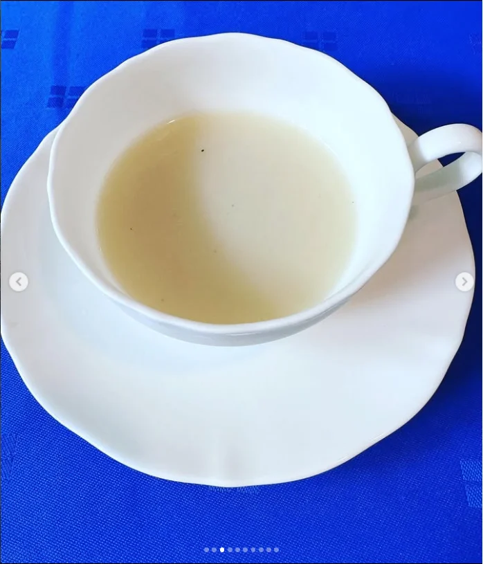 A drink served with its bottle and a course meal — Haruru’s photograph