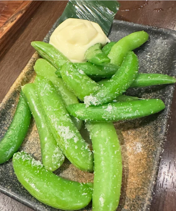 大皿と小皿に残る、食卓の写真 — ハルルの写真