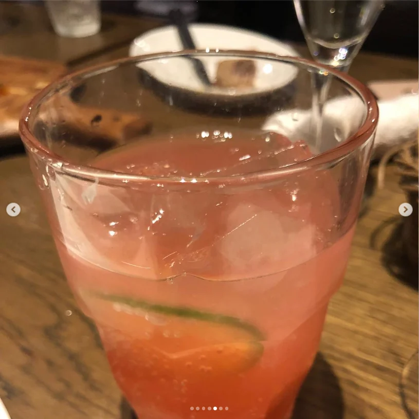 色とりどりの皿と、飲み物の写真 — ハルルの写真