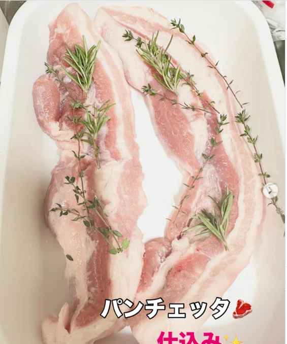 「パンチェッタ」の文字と、包まれた肉の写真 — ハルルの写真