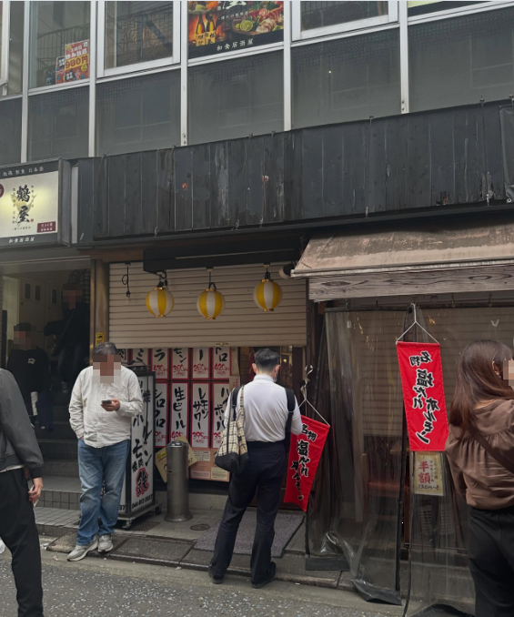 大皿と小皿に残る、食卓の写真 — ハルルの写真