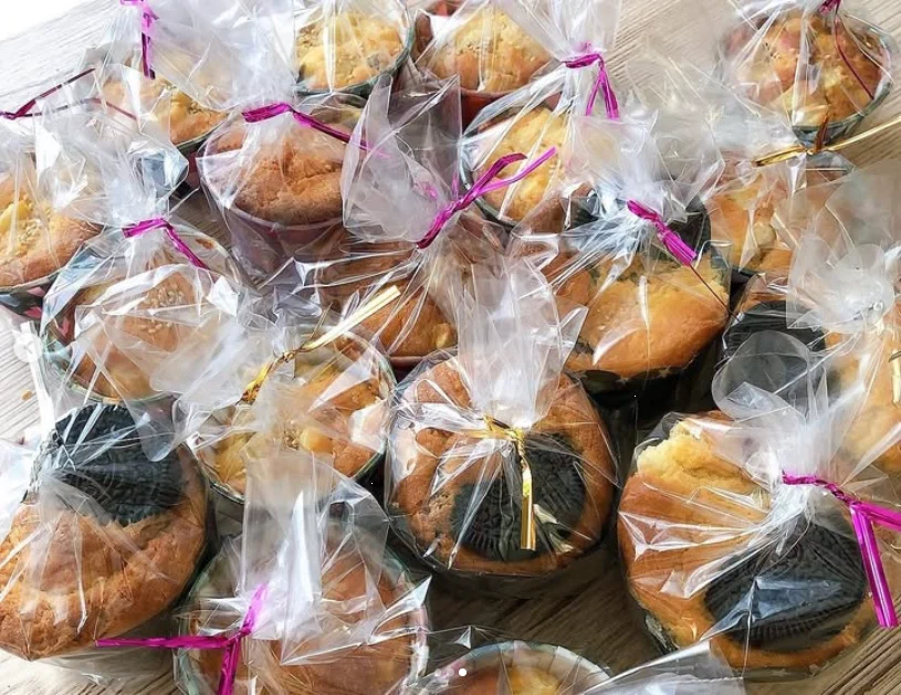 カップケーキを包んで仕上げる — ハルルの写真