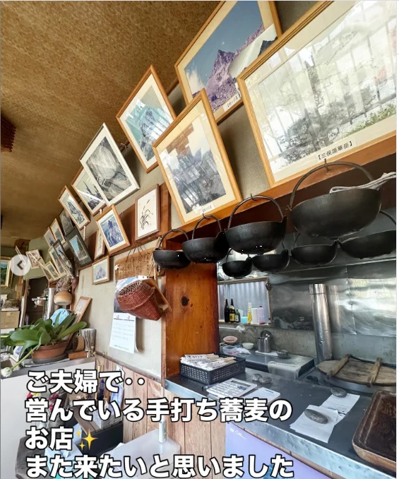 あずまやの暖簾と、料理の写真 — ハルルの写真