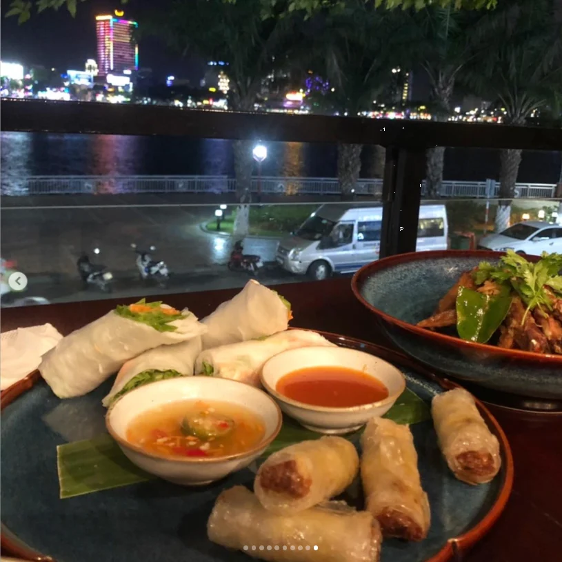 An evening terrace meal with wine and a breeze — Haruru’s photograph