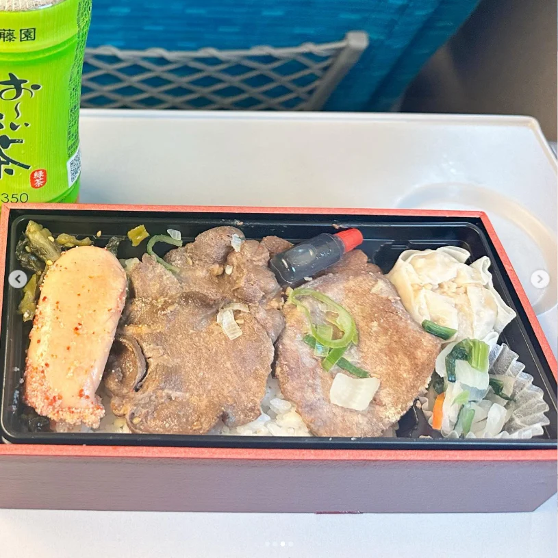 Choosing Yamaya’s mentaiko and beef-tongue bento — Haruru’s photograph