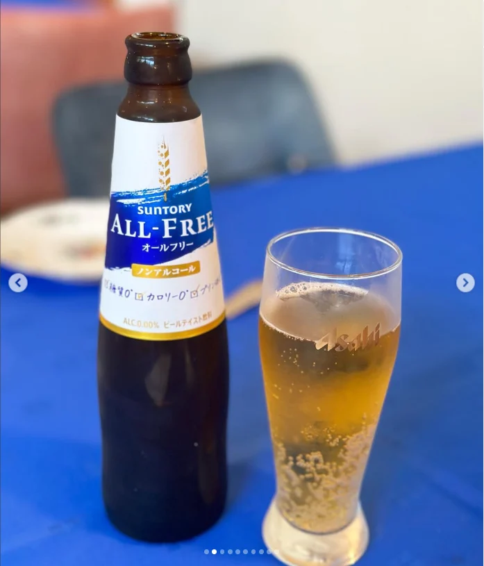 A drink served with its bottle and a course meal — Haruru’s photograph