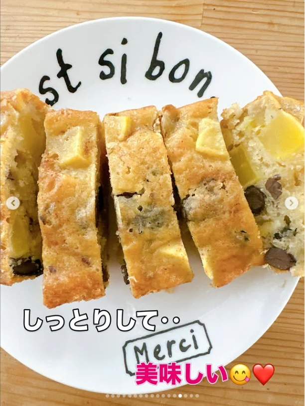 Slices of golden baked cake on a white plate, with Japanese text over the photograph.