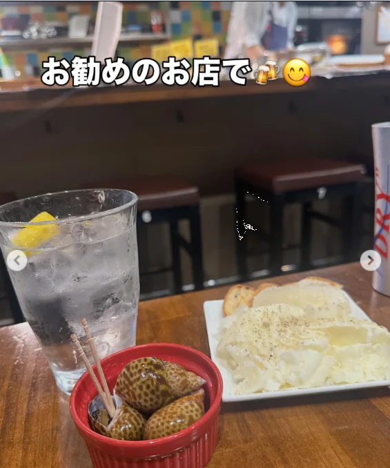 卓上に並ぶ、さまざまな皿 — ハルルの写真