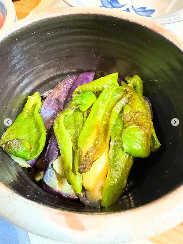 Her friend’s food, lovely tableware and time to talk — Haruru’s photograph