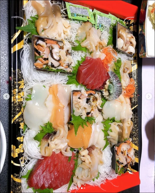 Choosing seafood at the market — Haruru’s photograph