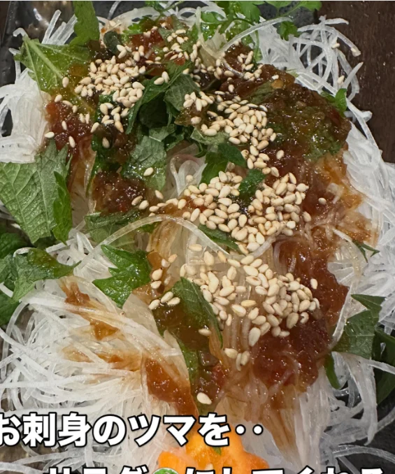 大皿と小皿に残る、食卓の写真 — ハルルの写真