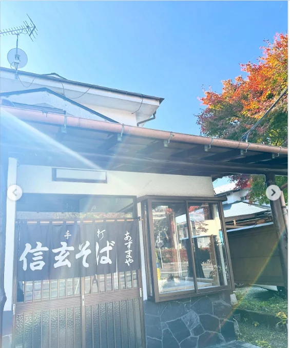 あずまやの暖簾と、料理の写真 — ハルルの写真