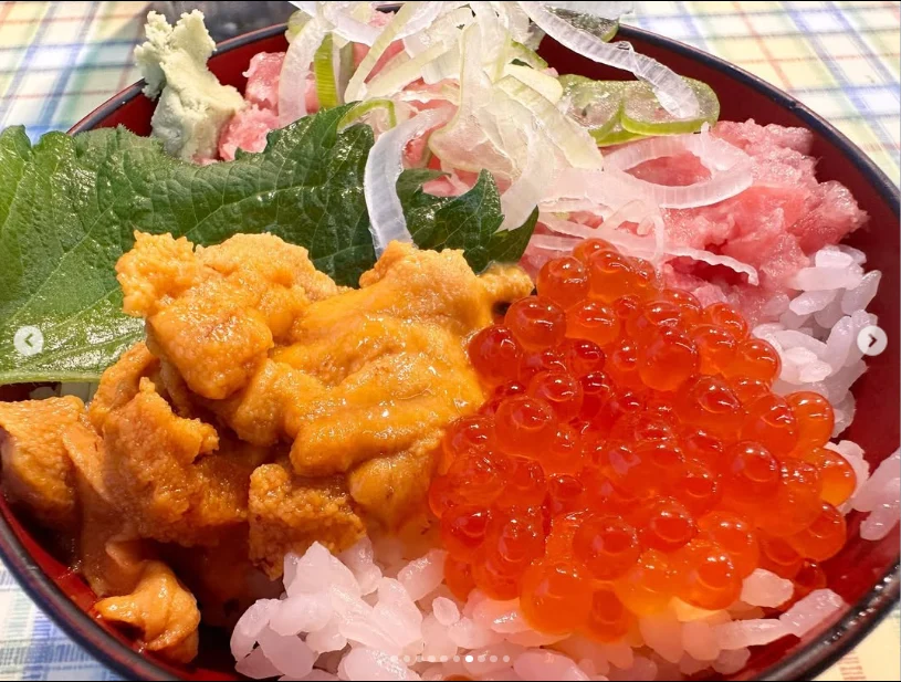 A half-size seafood bowl afterwards — Haruru’s photograph