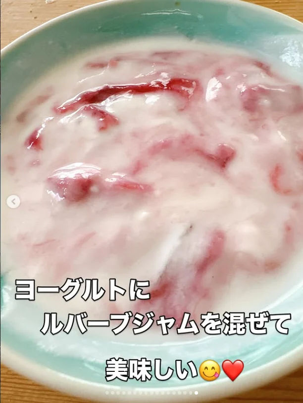 A bowl of a creamy white mixture swirled with red jam, with Japanese text over the photograph.