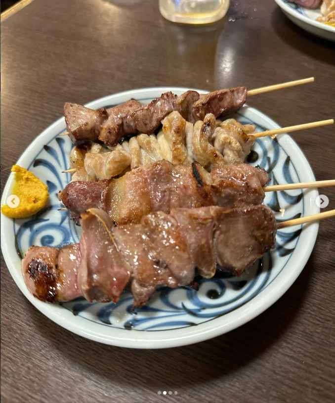 定番のトマトサラダともつ焼き — ハルルの写真