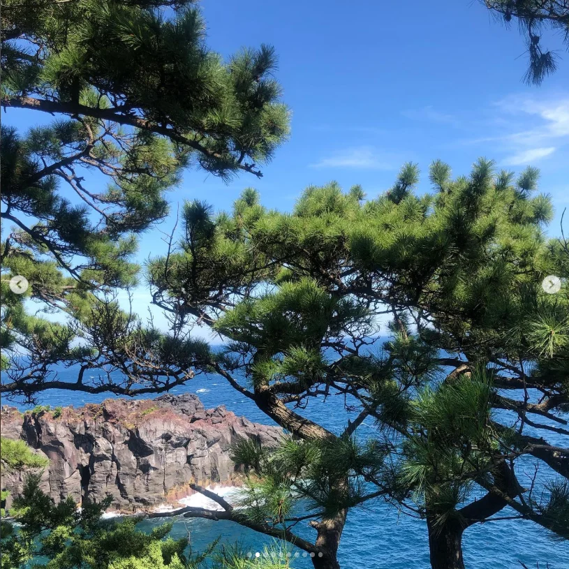 Blue water and the rocky coast — Haruru’s photograph