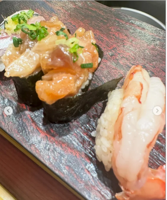 待ち合わせの書き込みと、朝食や寿司の写真 — ハルルの写真