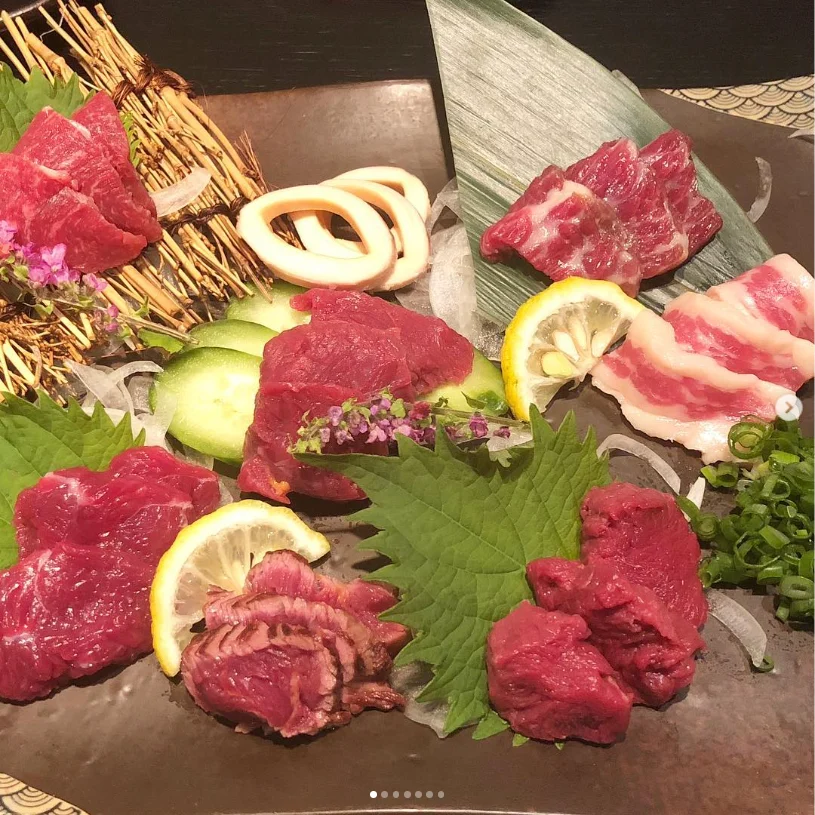 いろいろな料理を楽しむ夕食 — ハルルの写真
