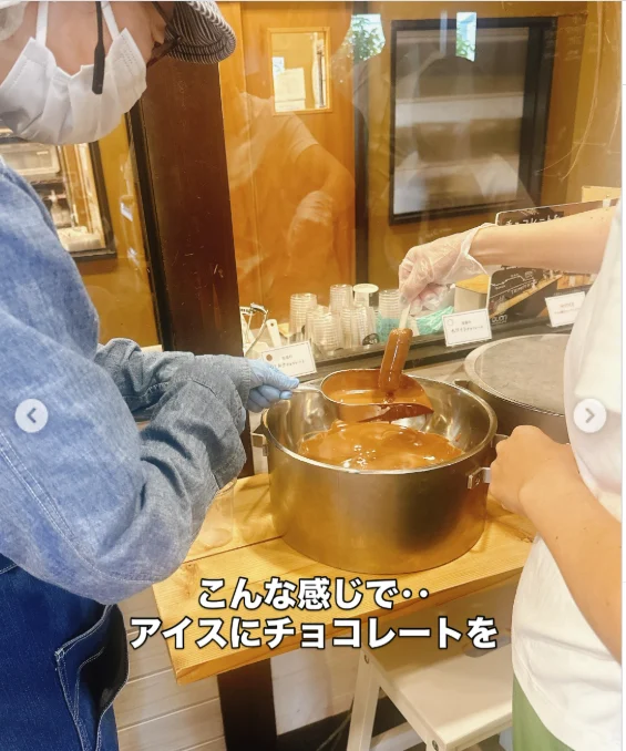 窓際の卓と、チョコレートの棚 — ハルルの写真