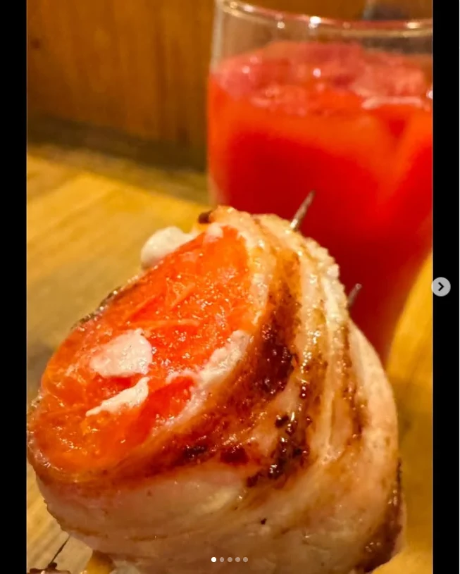 A large tomato, pīchī-yaki and a hanpen roll — Haruru’s photograph