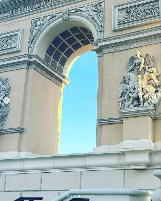 フランスをイメージしたホテルに驚いて — ハルルの写真