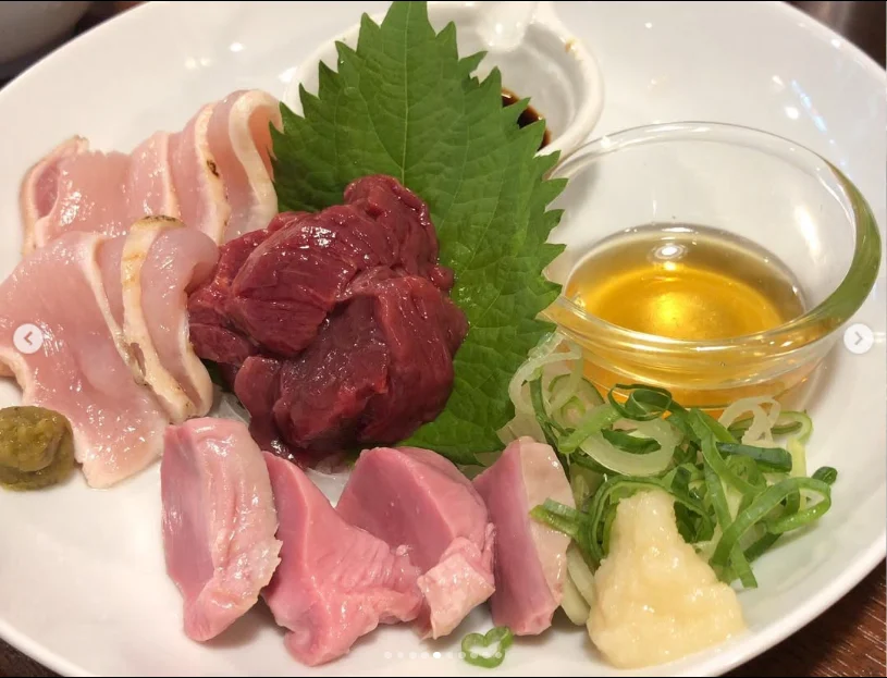 いくつもの皿が並ぶ食事の記録 — ハルルの写真