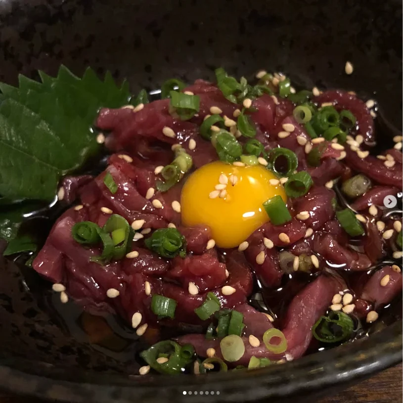 牛タンやカツオなど、いろいろな一皿 — ハルルの写真