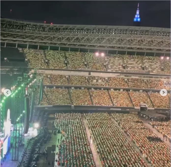 Enjoying the atmosphere despite a limited view — Haruru’s photograph