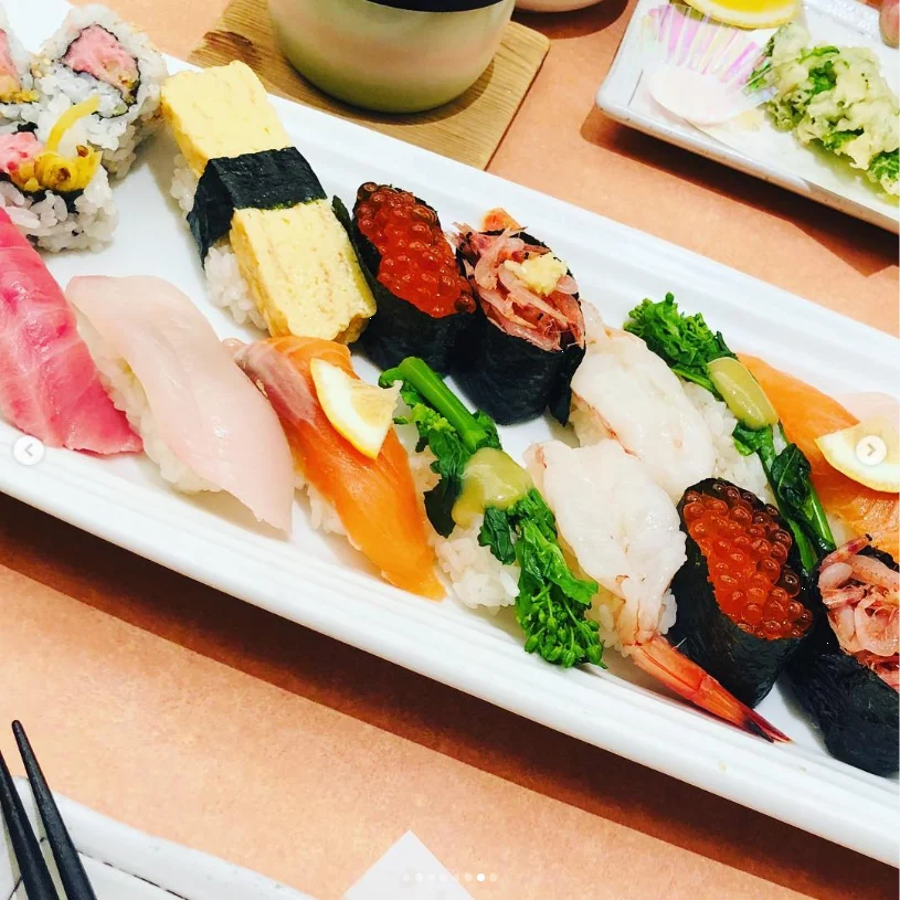 Sushi with a friend in the evening — Haruru’s photograph